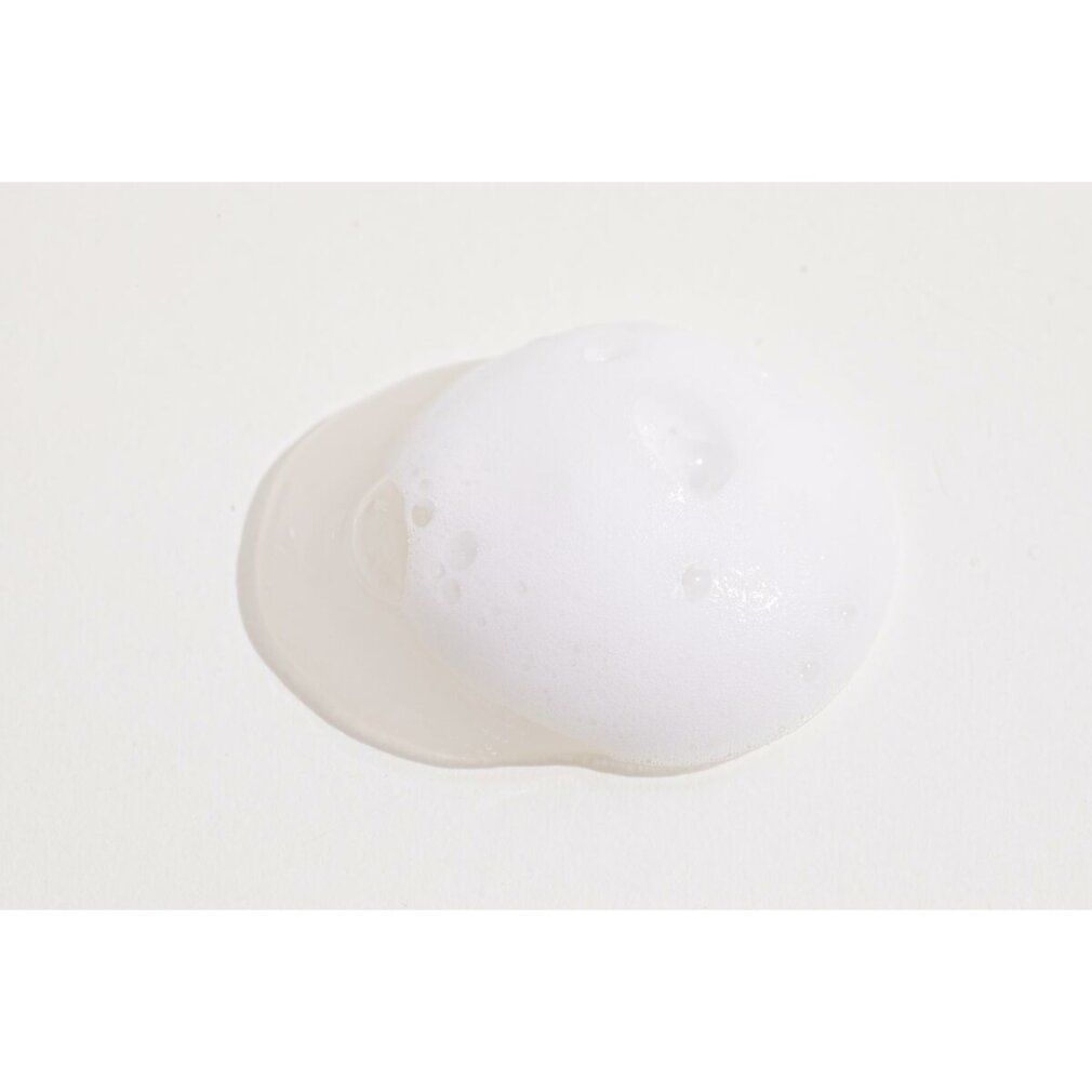 Weißer Schaum auf hellem Untergrund. Nahaufnahme, Textur sichtbar.