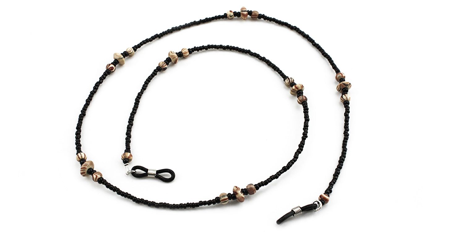 Brillenkette mit schwarzen Perlen und braunen Akzenten. Sie hat Schlaufen zur Befestigung an Brillenbügeln.