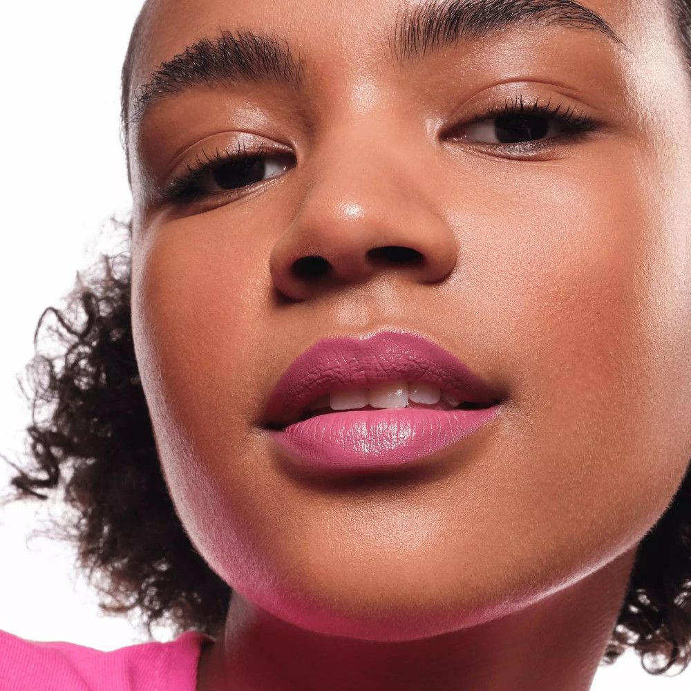 Porträt einer Frau mit rosa Lippenstift. Glänzendes Finish. Hautton.