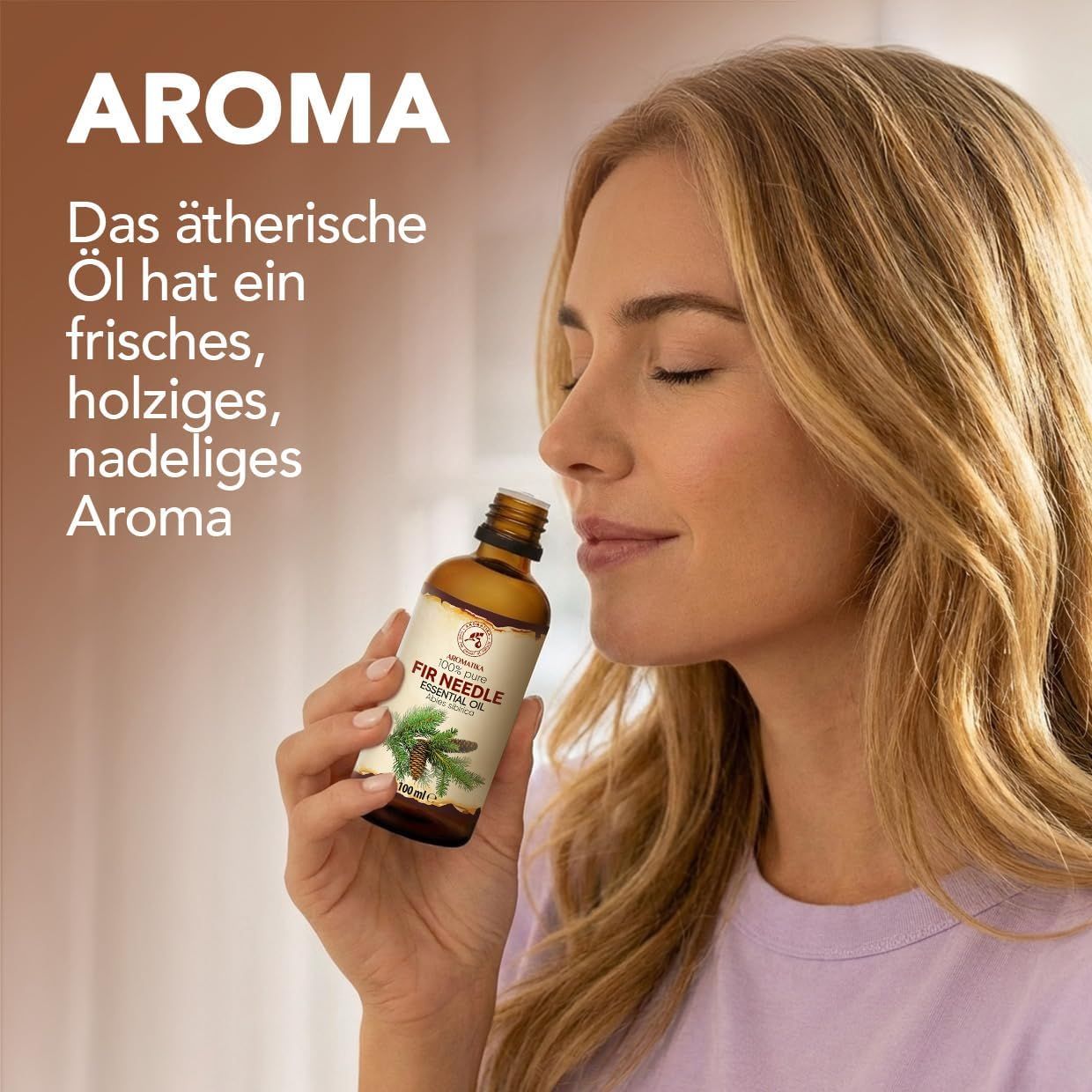 Frau riecht an einer Flasche Fichtennadelöl mit der Aufschrift 'AROMA'.