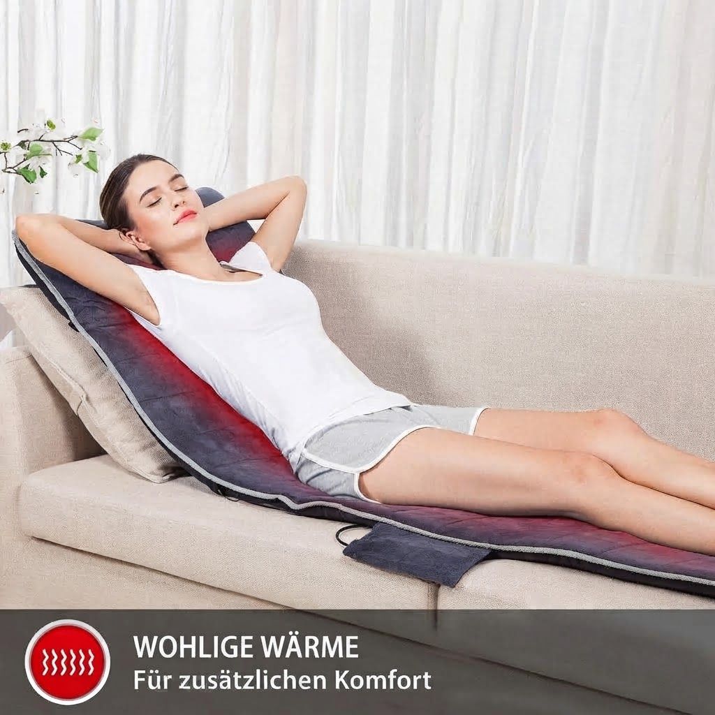 Eine Frau entspannt auf einer Massagematte mit Heizfunktion.