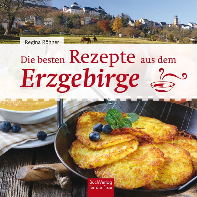 Buchcover mit Titel "Die besten Rezepte aus dem Erzgebirge". Oben Landschaft, unten Essen. Blaubeeren und Bratlinge.