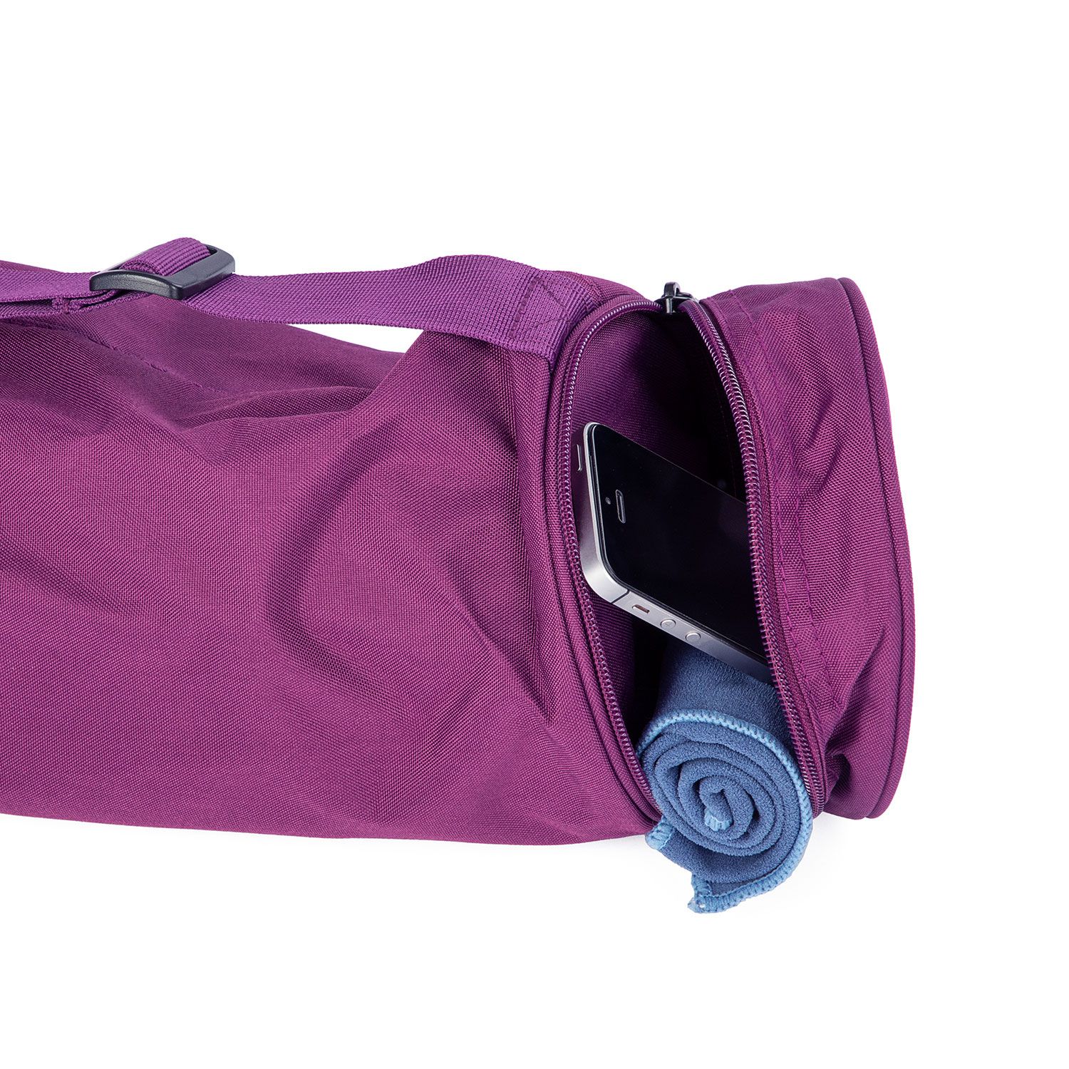 Tasche mit Reißverschluss, geöffnet. Enthält ein Smartphone und ein gerolltes Handtuch.