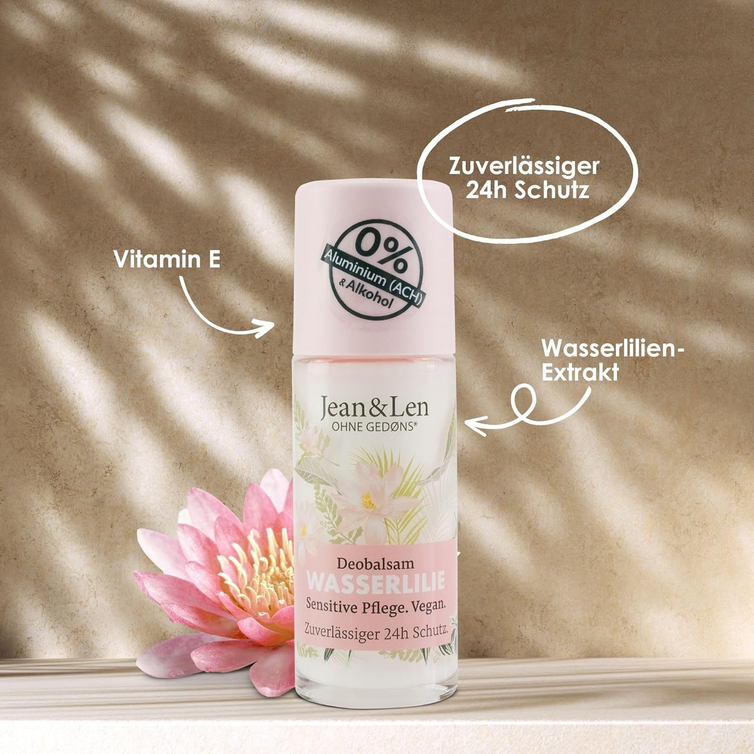 Deobalsam Wasserlilie, Roll-on-Flasche, rosa Deckel, 0% Aluminium & Alkohol. Rosa Lotusblüte daneben. Text: Zuverlässiger 24h Schutz.