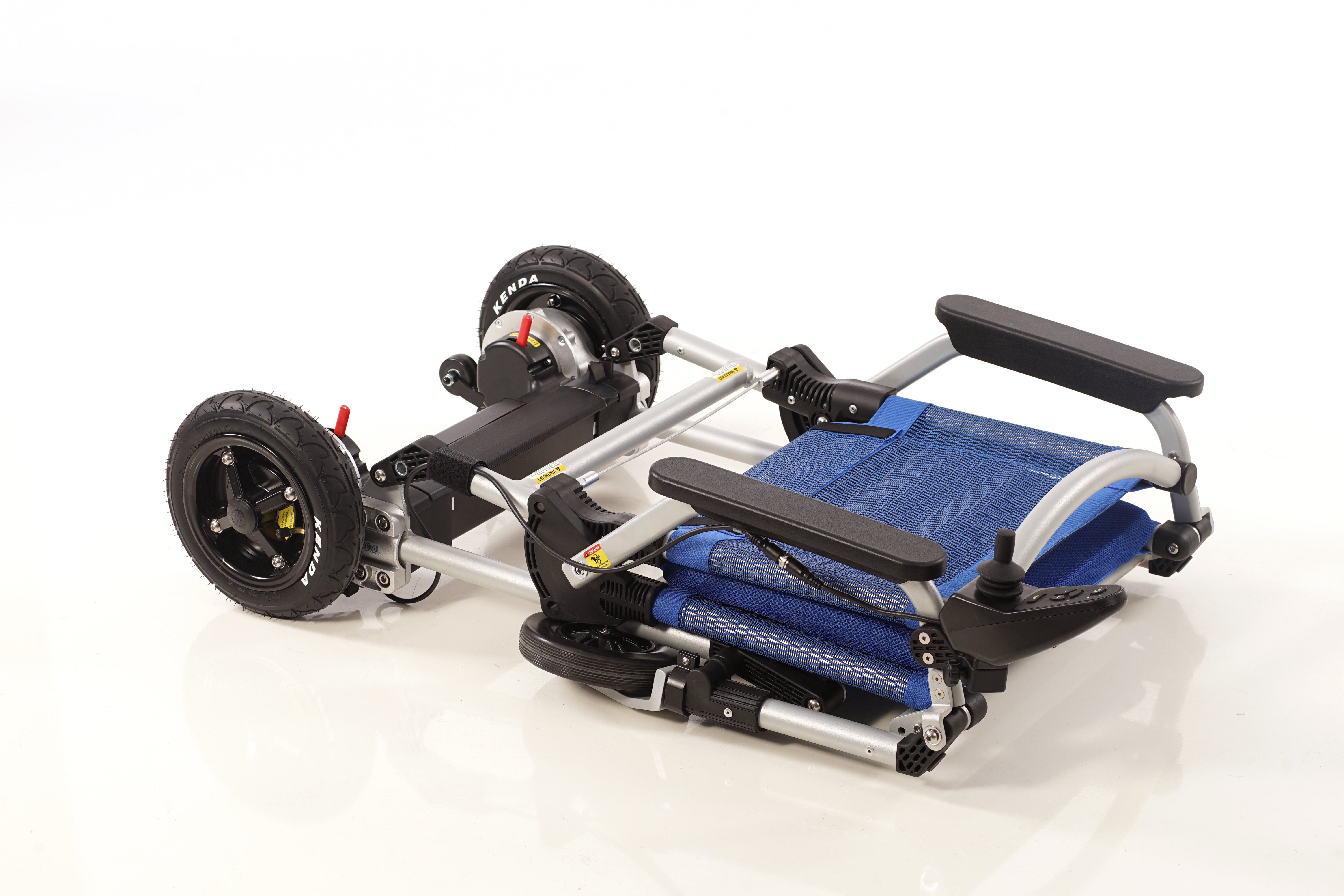 Gefalteter blauer MovingStar 101 Rollstuhl. Räder, Sitz und Armlehnen. Kompakte Form.