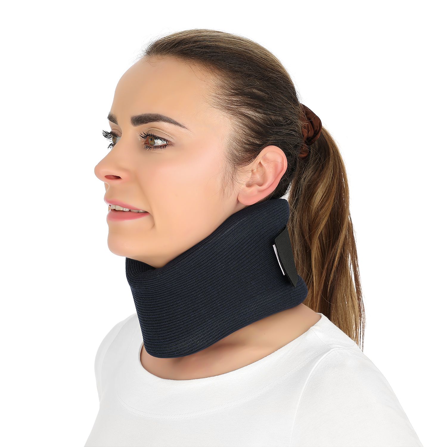 Nackenstütze, dunkelblau, am Hals einer Frau. Seitliche Ansicht. Klettverschluss.