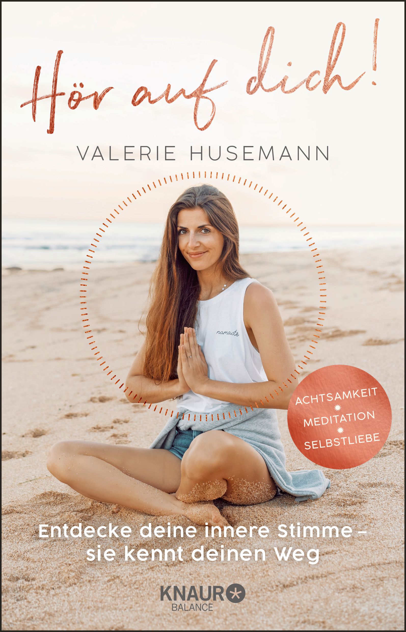 Buchcover: "Hör auf dich!" von Valerie Husemann. Frau sitzt am Strand, Hände gefaltet. Runder Aufkleber mit "Achtsamkeit, Meditation, Selbstliebe".