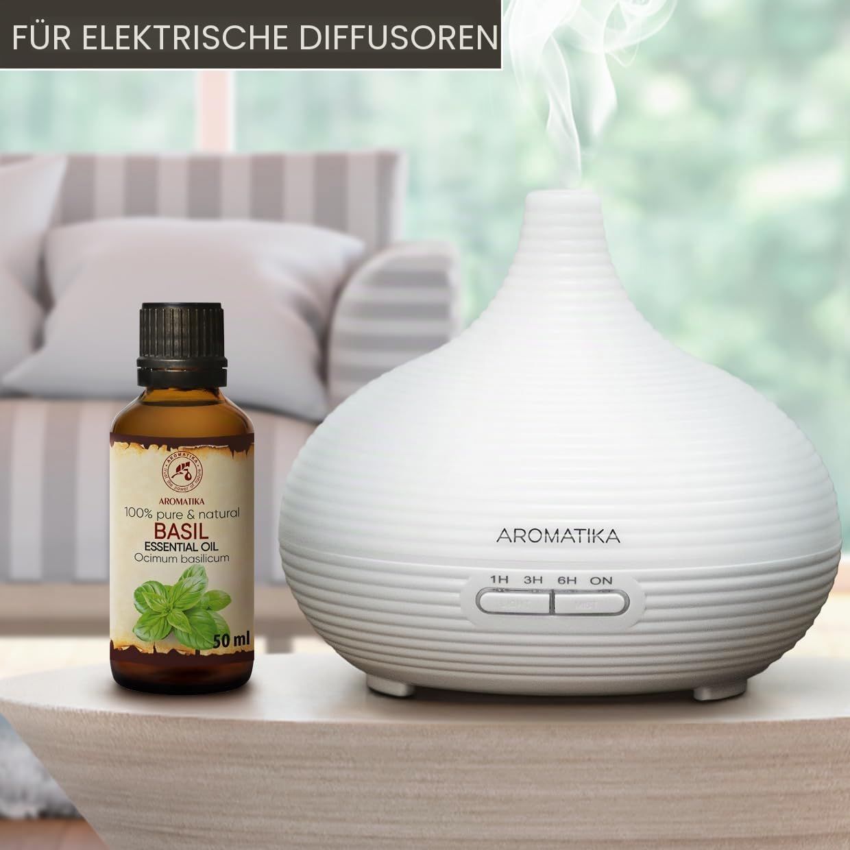 Weiße elektrische Duftlampe mit Dampf, daneben eine Flasche Basilikumöl.
