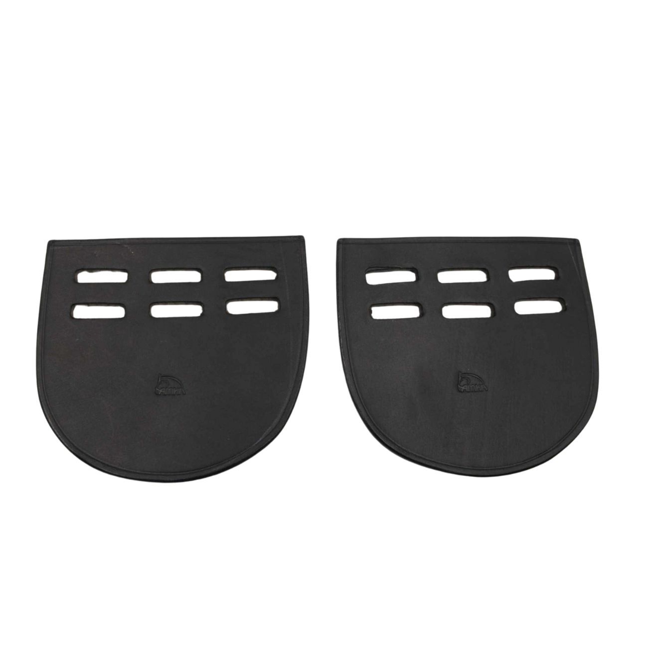 Zwei schwarze Sattelgurt-Schnallenschützer mit Aussparungen. Logo-Prägung.