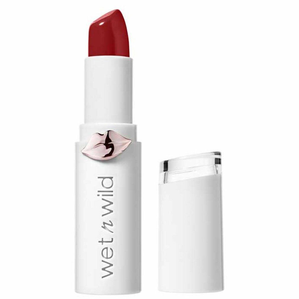 Roter Lippenstift in weißer Hülse. Marke: Wet n Wild. Lippen-Applikator-Design. Deckel daneben.