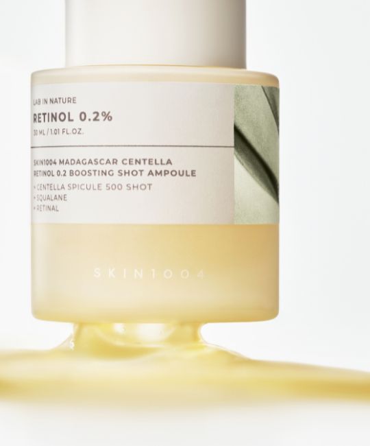 Ampulle mit Pipette, Serum fließt über den Rand. Hautpflegeprodukt.