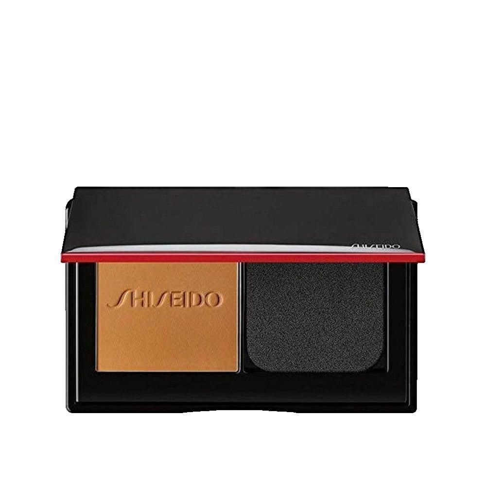 Kompakt-Make-up-Puder mit Schwamm. Schwarze Hülle mit rotem Akzent. Marke Shiseido sichtbar.