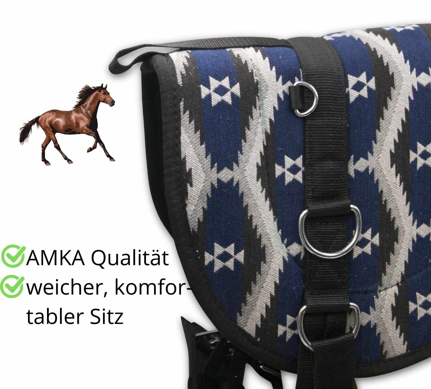 Reitkissen mit blauem Navajo-Muster. Text: AMKA Qualität, weicher, komfortabler Sitz. Pferd im Hintergrund.