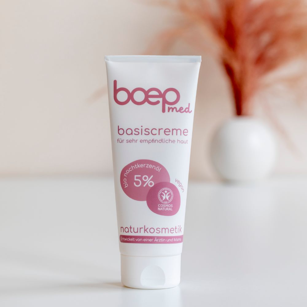 Weiße Tube mit rosa Aufdruck. Beschriftung: boep med basiscreme, 5%, naturkosmetik. Vegan-Siegel.