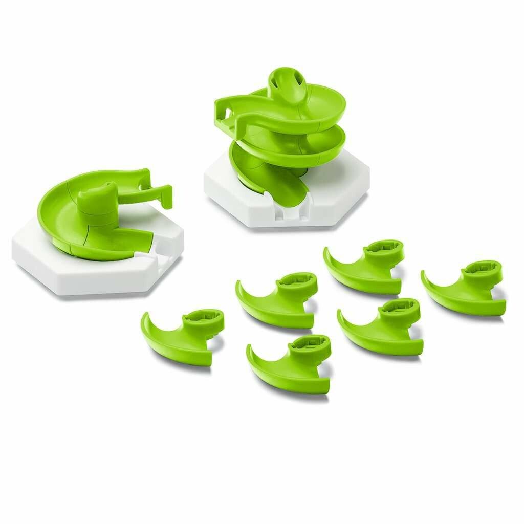 Grüne Spirale und Schiene auf weißen sechseckigen Sockeln. Mehrere grüne Elemente. Helles Hintergrund.