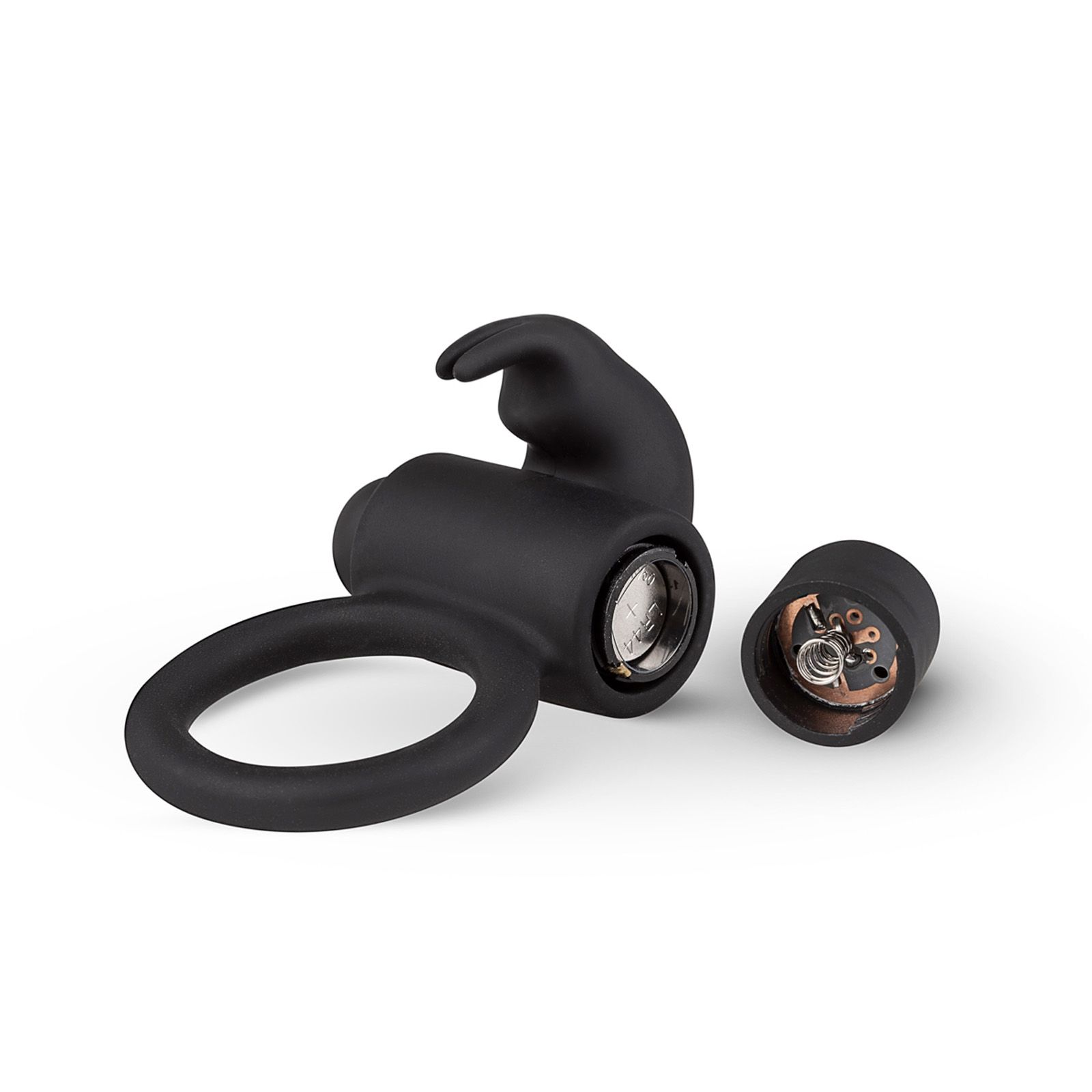 Schwarzer Penisring mit Rabbit Stimulator. Ringförmige Basis, zylindrischer Mittelteil, Rabbit-Aufsatz. Batteriefach geöffnet.