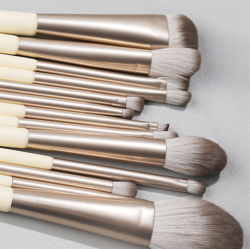 Nahaufnahme von Make-up Pinseln. Cremefarbene Griffe, silberne Hülsen und verschiedene Pinselköpfe.