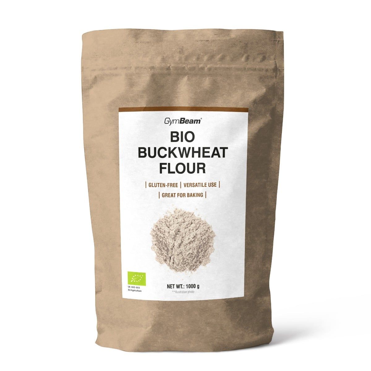 Braune Papiertüte mit GymBeam BIO Buchweizenmehl, 1000g. Enthält Bio-Siegel und Nährwertangaben.