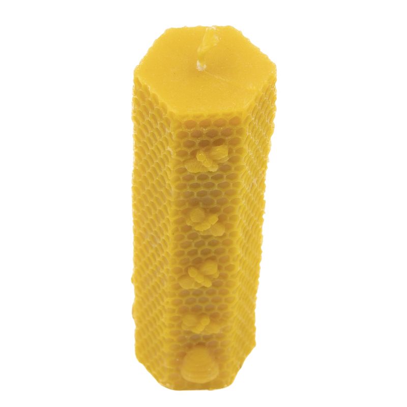 Gelbe Wachskerze mit Bienenwabenmuster und Bienen-Dekoration. Sechseckige Form, aufrecht stehend.