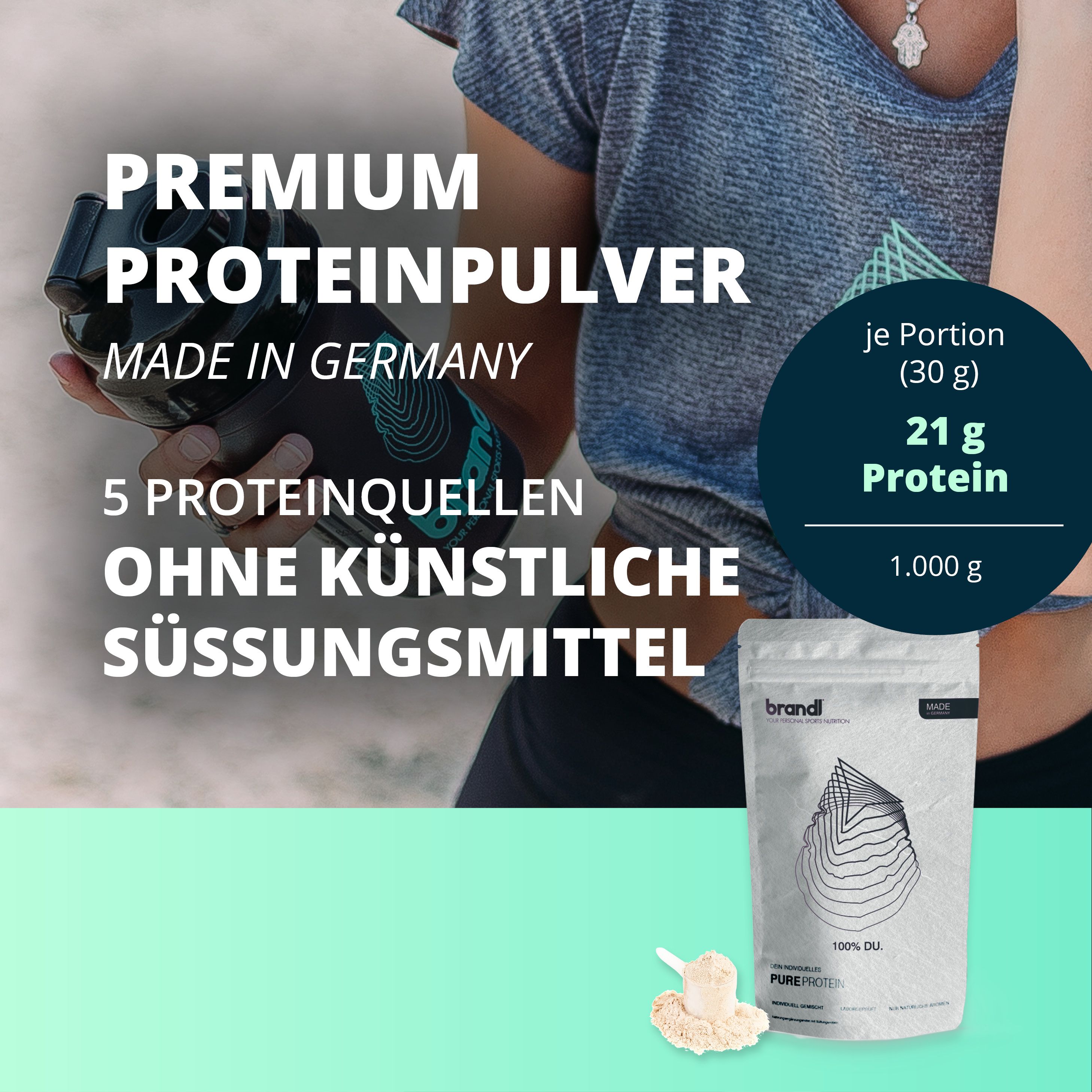 Person hält Shaker und Beutel. Text: Premium Proteinpulver, 5 Proteinquellen, ohne künstliche Süßungsmittel. 21g Protein.