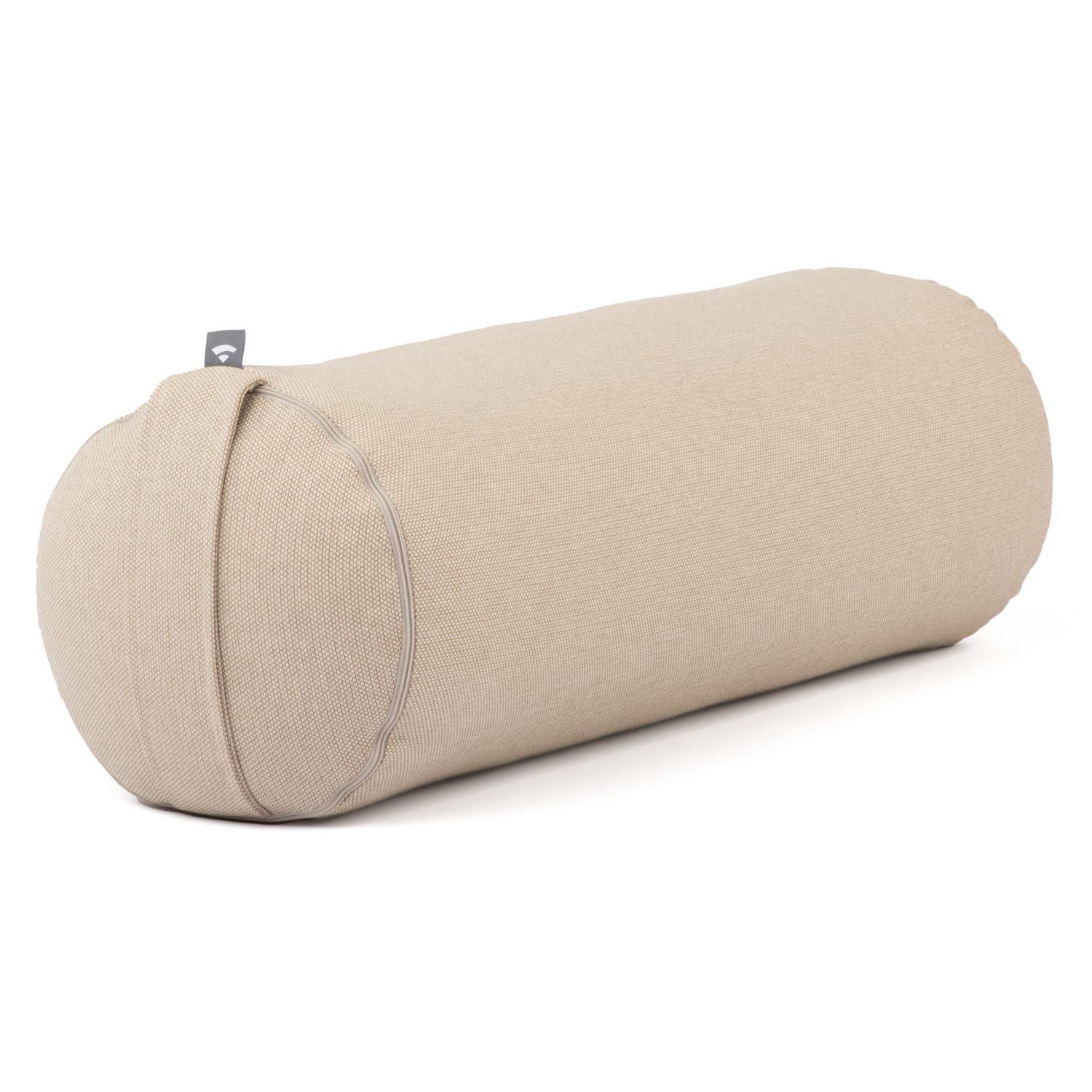 Beige Yoga-Bolster. Zylindrische Form, Stoffbezug. Enden abgerundet. Logo-Etikett.