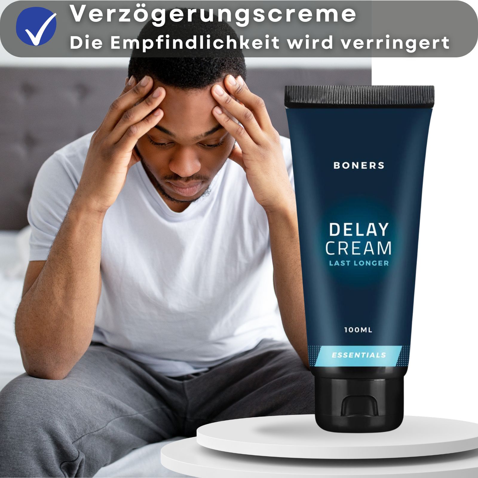 Dunkelblaue Tube mit schwarzem Deckel. Aufschrift: BONERS, Delay Cream, 100ml. Paar im Hintergrund. Text auf grauem Hintergrund.
