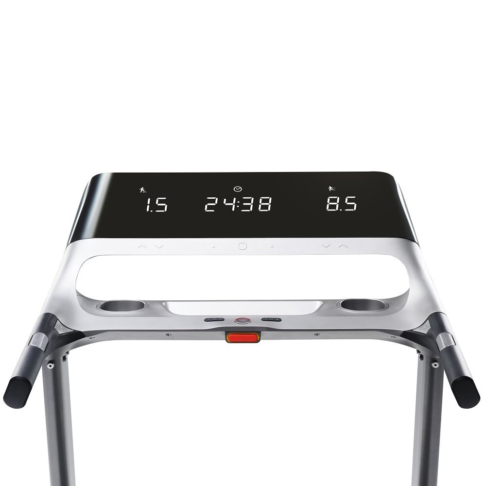 Nahaufnahme der Konsole eines Laufbands. Digitalanzeige mit Werten. Grauer Rahmen. Schwarze Griffe.