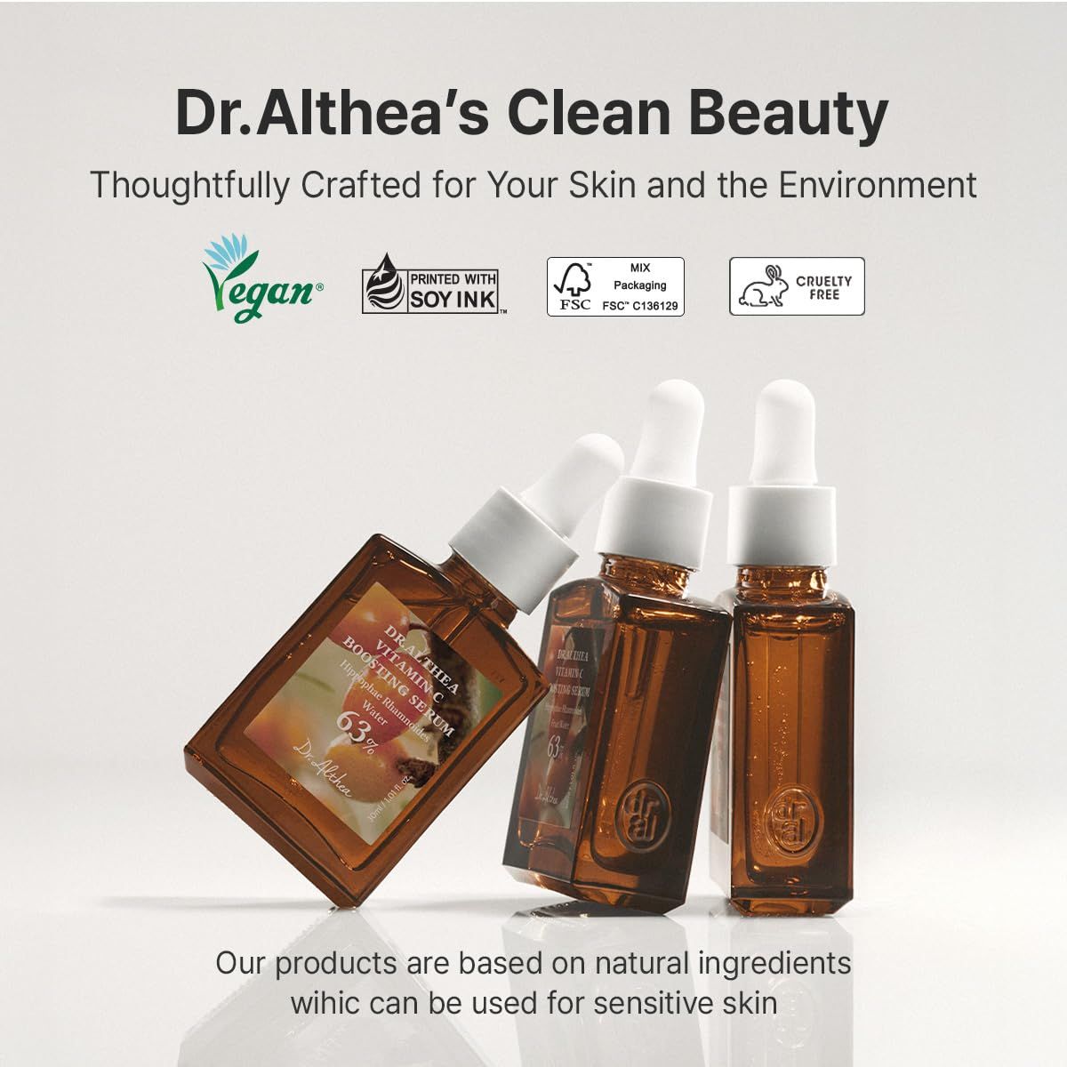 Drei Serumflaschen mit Pipetten. Text: Dr. Althea's Clean Beauty. Vegan-Siegel, FSC-Zertifizierung, und Cruelty-Free-Siegel.