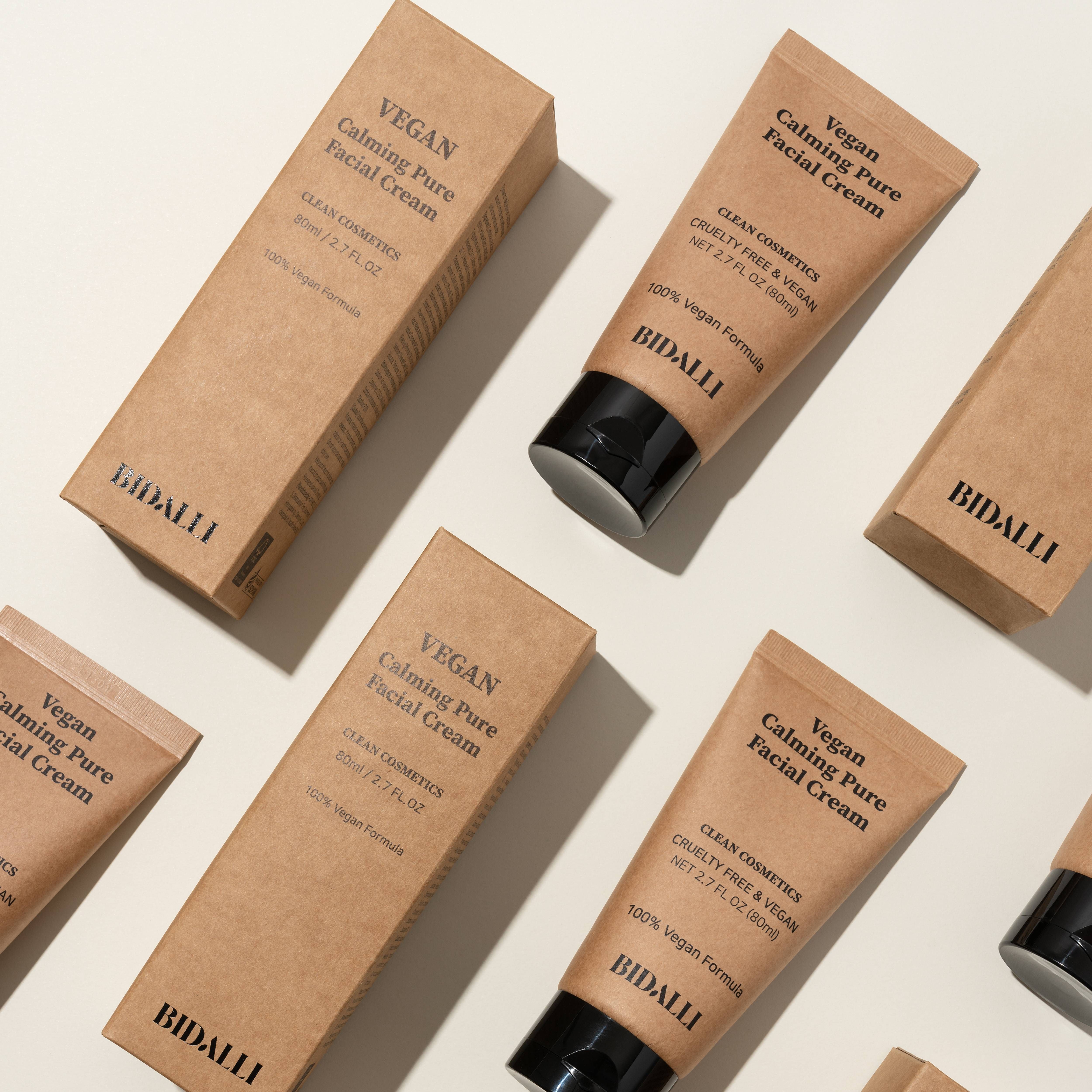 Mehrere Tuben und Schachteln. Aufschrift: Vegan Calming Pure Facial Cream, Bidalli.