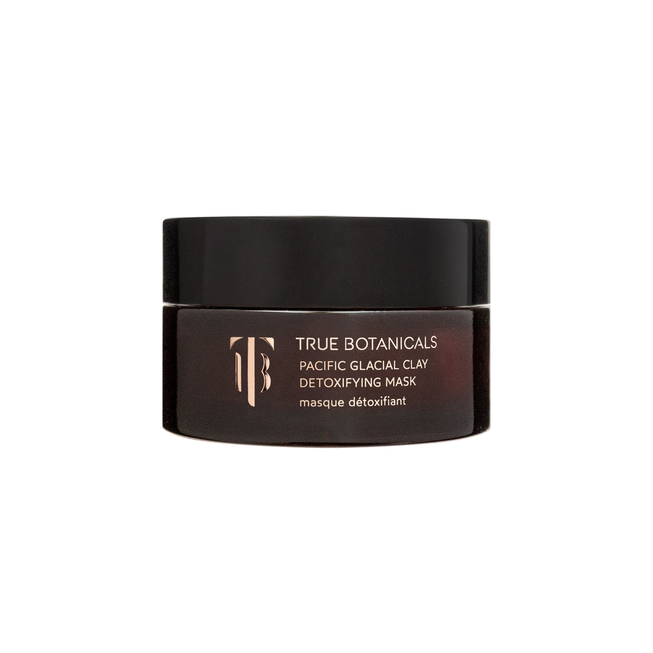Dunkelbraunes Tiegel mit schwarzem Deckel. Aufschrift: TRUE BOTANICALS, PACIFIC GLACIAL CLAY DETOXIFYING MASK, masque détoxifiant.