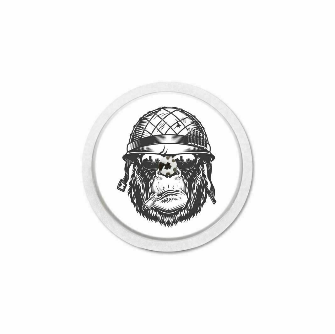 Runder Aufkleber mit einem Gorillakopf mit Helm. Schwarz-Weiß-Design. Der Gorilla raucht eine Zigarre.