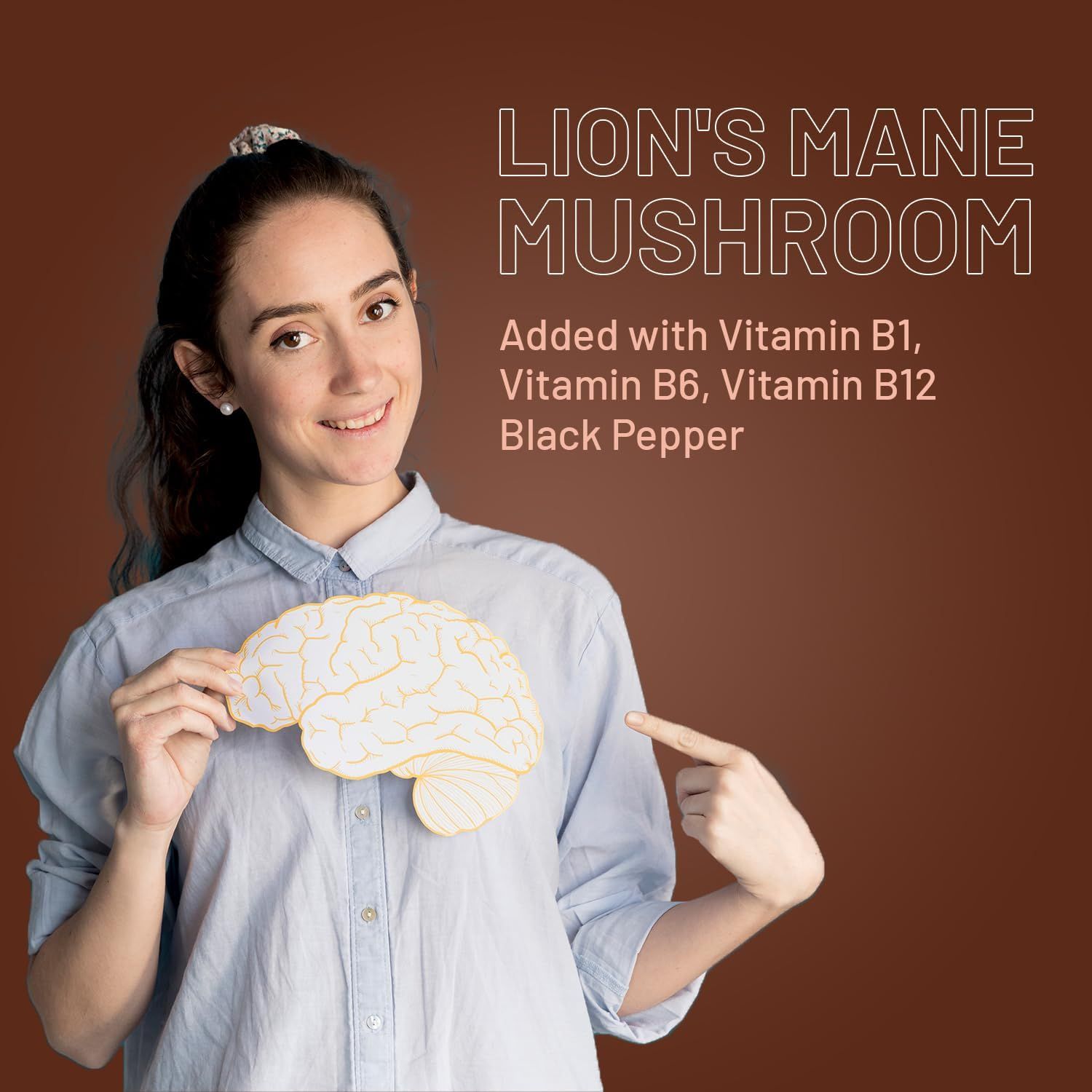 Eine Frau hält ein Gehirn-Modell. Text: Lion's Mane Mushroom, Vitamine B1, B6, B12, Schwarzer Pfeffer.