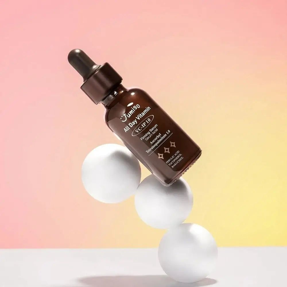 JUMISO All Day Vitamin VC-IP 1.0 Firming Serum Flasche schwebt auf weißen Kugeln.