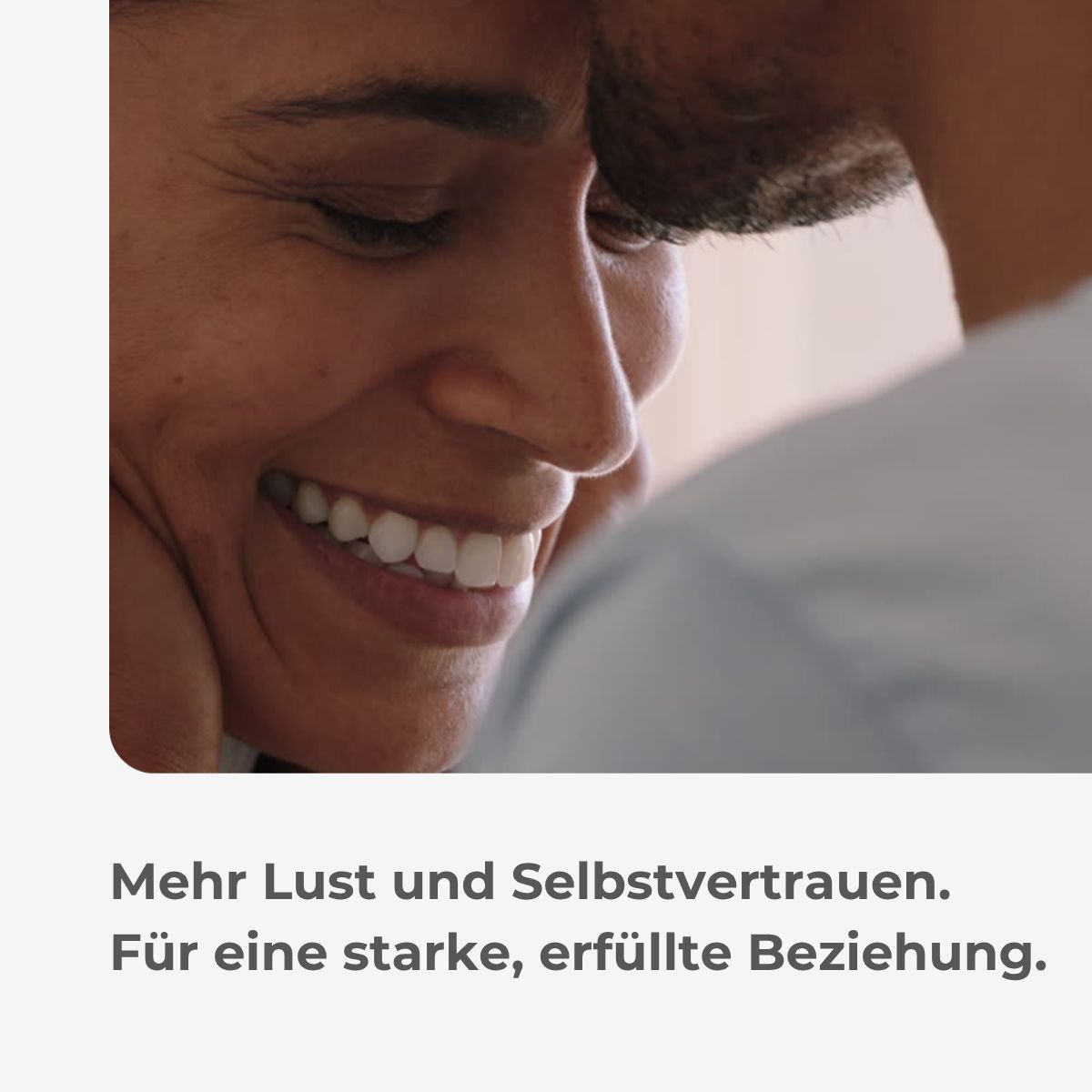 Nahaufnahme von lächelndem Paar. Text: Mehr Lust und Selbstvertrauen. Für eine starke Beziehung.