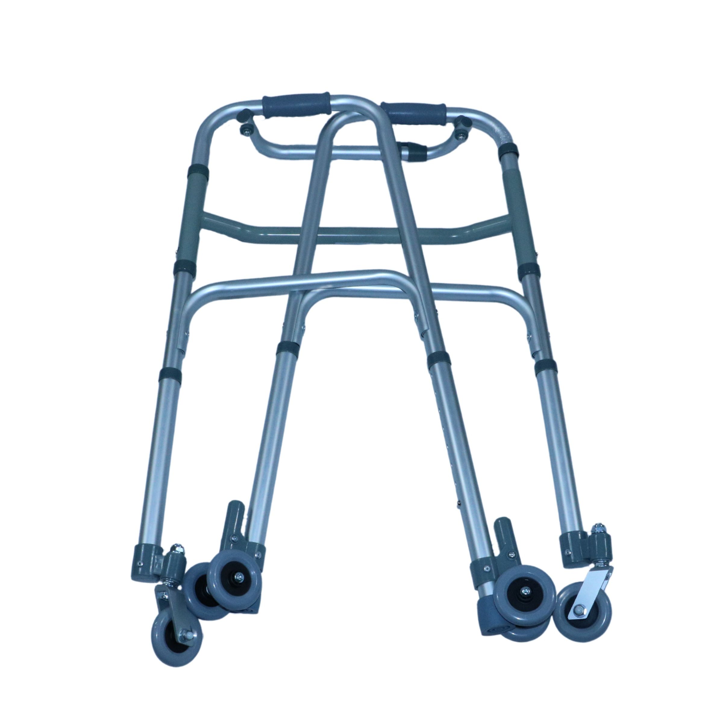 Zusammengeklapptes Gehgestell aus Aluminium mit vier Rädern. Graue Griffe und Räder.