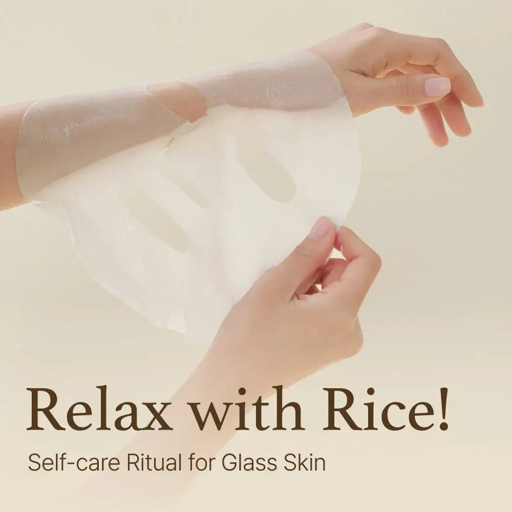 Hände halten eine Reis-Tuchmaske. Text: Relax with Rice! Self-care Ritual for Glass Skin.