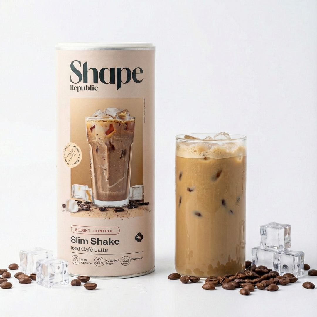 Becher und Glas mit Iced Caffè Latte. Eiswürfel und Kaffeebohnen liegen daneben. Aufschrift: Shape Republic Slim Shake.