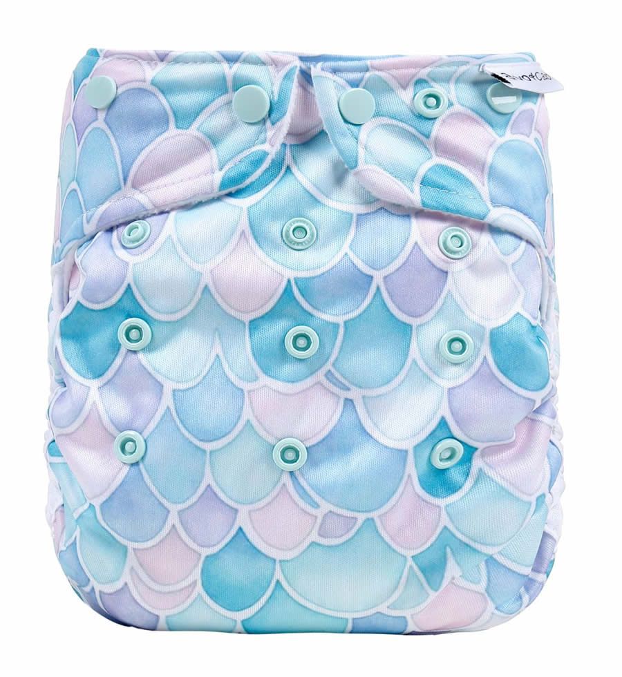 Stoffwindel mit blau-lila Schuppenmuster und Druckknöpfen. Mehrere Knöpfe zum Verstellen der Größe. Hellgrüne Knöpfe.