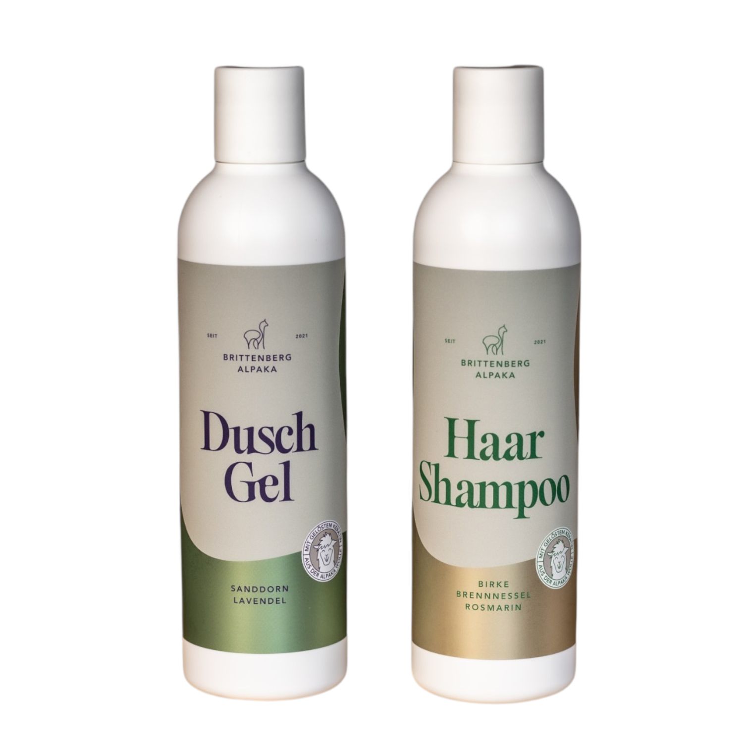 Zwei weiße Flaschen: Duschgel mit Sanddorn Lavendel und Haarshampoo mit Birke Rosmarin.
