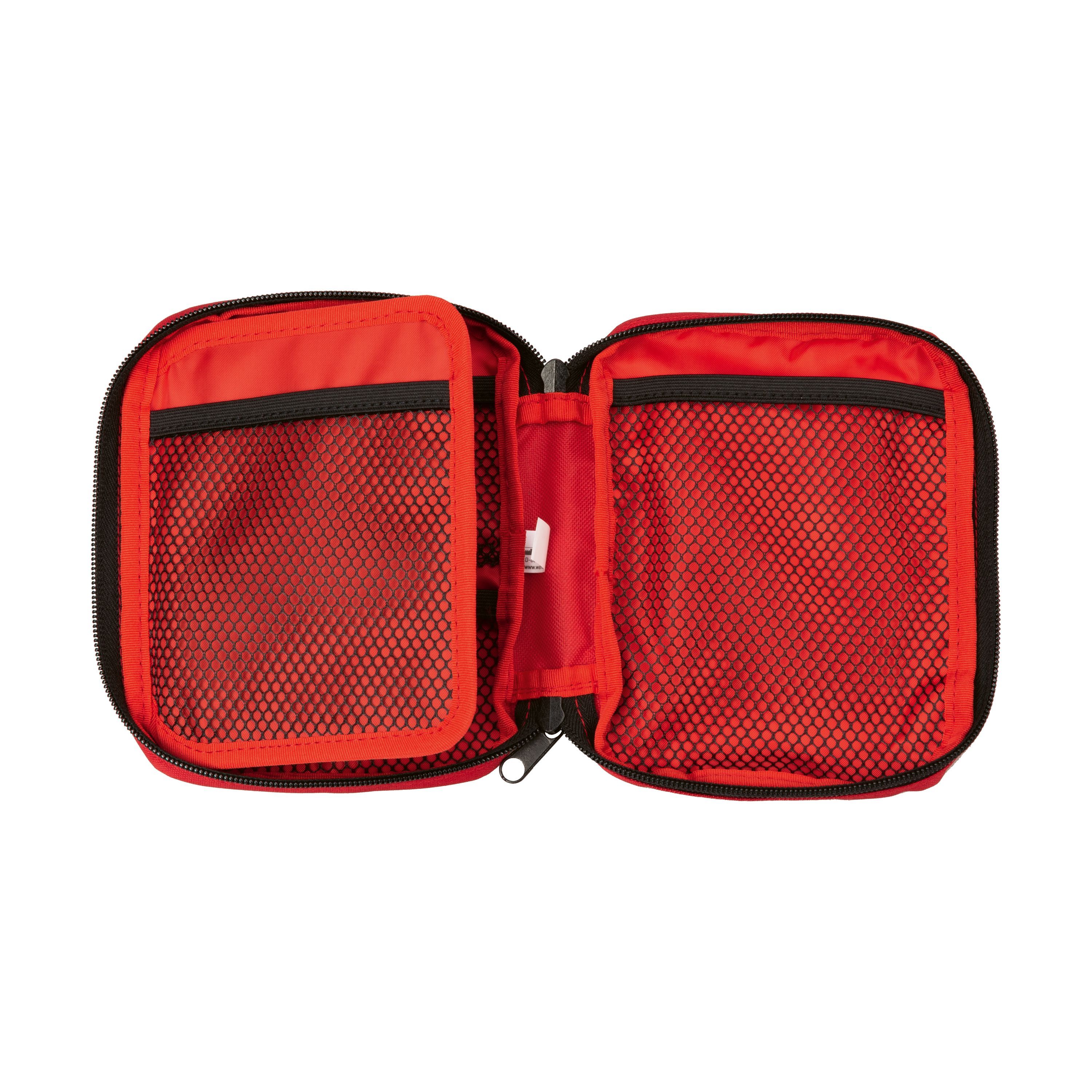 Offene rote Erste Hilfe Tasche. Innenfächer mit schwarzen Netztaschen. Schwarze Umrandung und Reißverschluss.