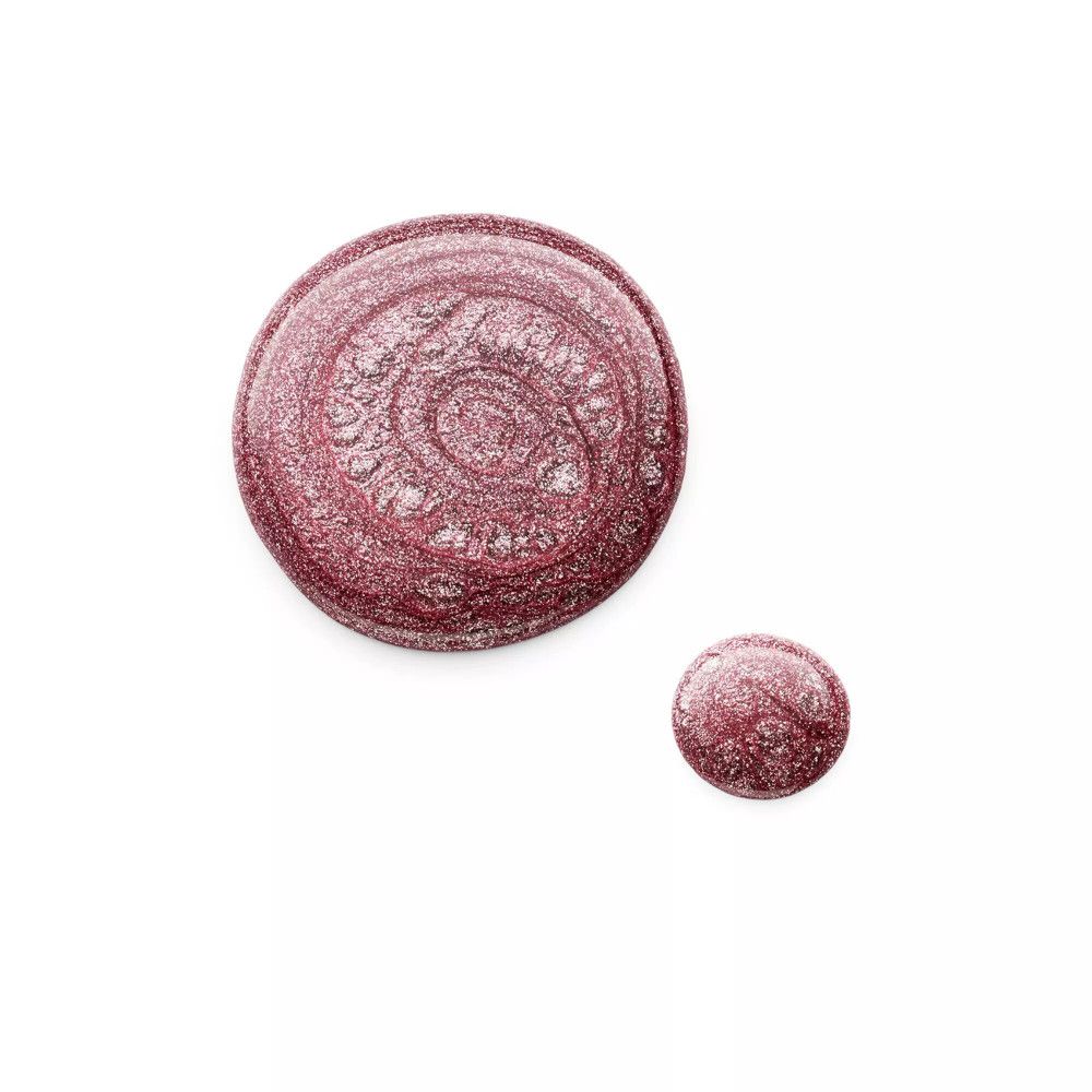 Zwei Kleckse Nagellack. Der größere Klecks ist rund und glänzend, der kleinere daneben. Beide haben eine rosa-metallische Farbe.