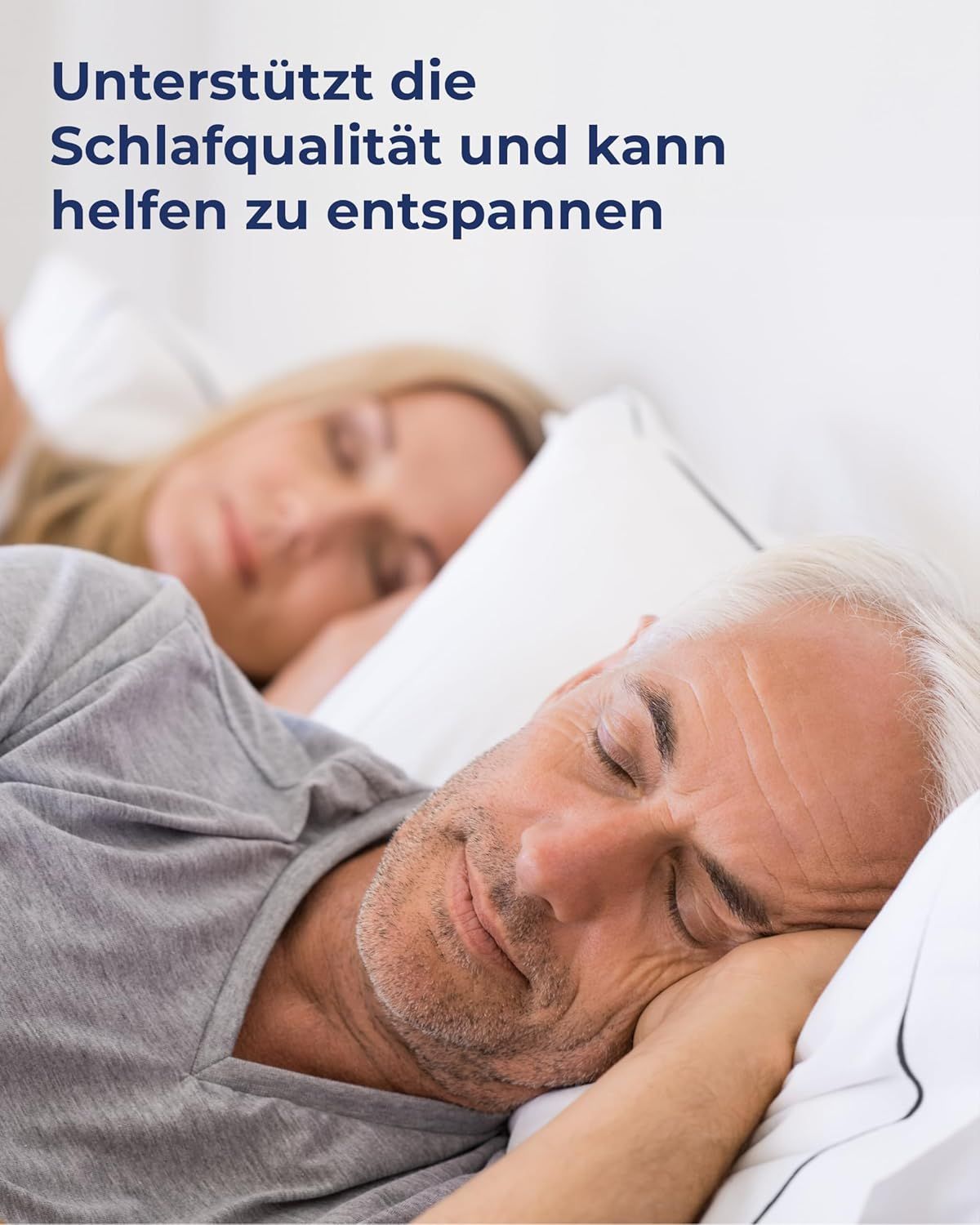 Ein Mann und eine Frau schlafen im Bett. Text: Unterstützt die Schlafqualität und kann helfen zu entspannen.