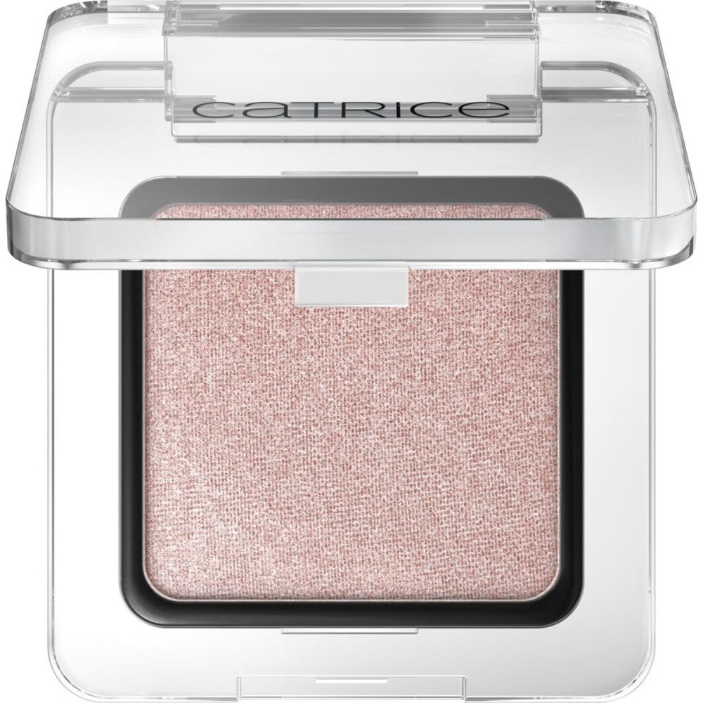 Catrice Lidschatten in transparenter Verpackung. Der Lidschatten ist rosa und hat eine quadratische Form. Der Markenname ist sichtbar.