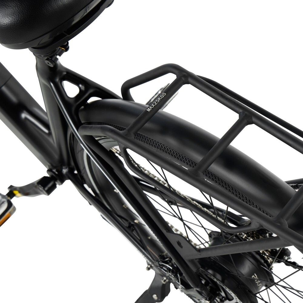 Rückansicht des schwarzen Elektrofahrrads mit Gepäckträger und Schutzblech.