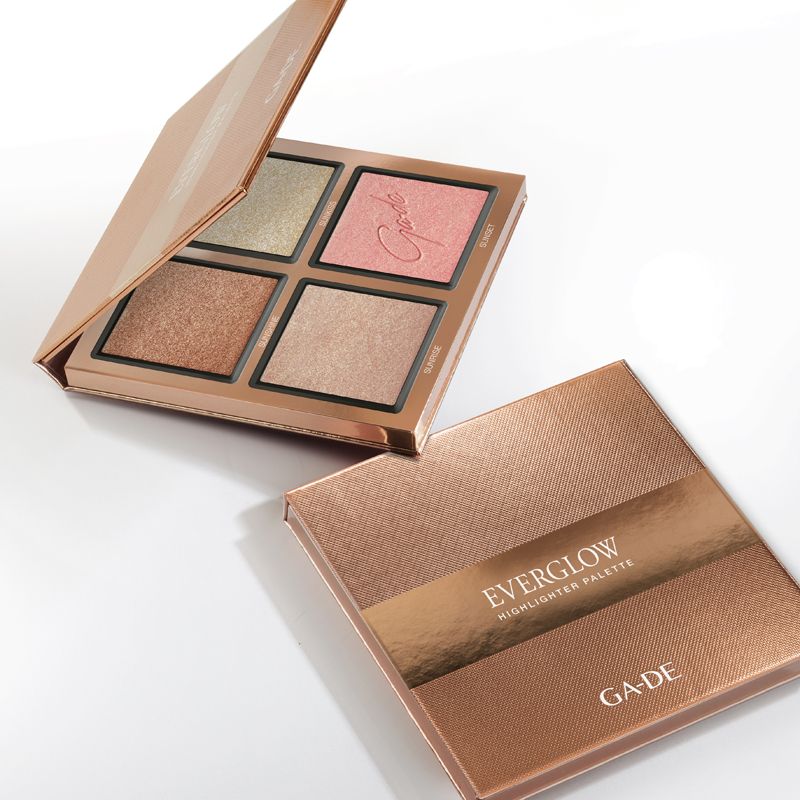 Ga-De Everglow Highlighter Palette. Geöffnete Palette und separate Verpackung. Vier Highlighter-Farben in quadratischen Pfannen. Markenname auf der Verpackung.