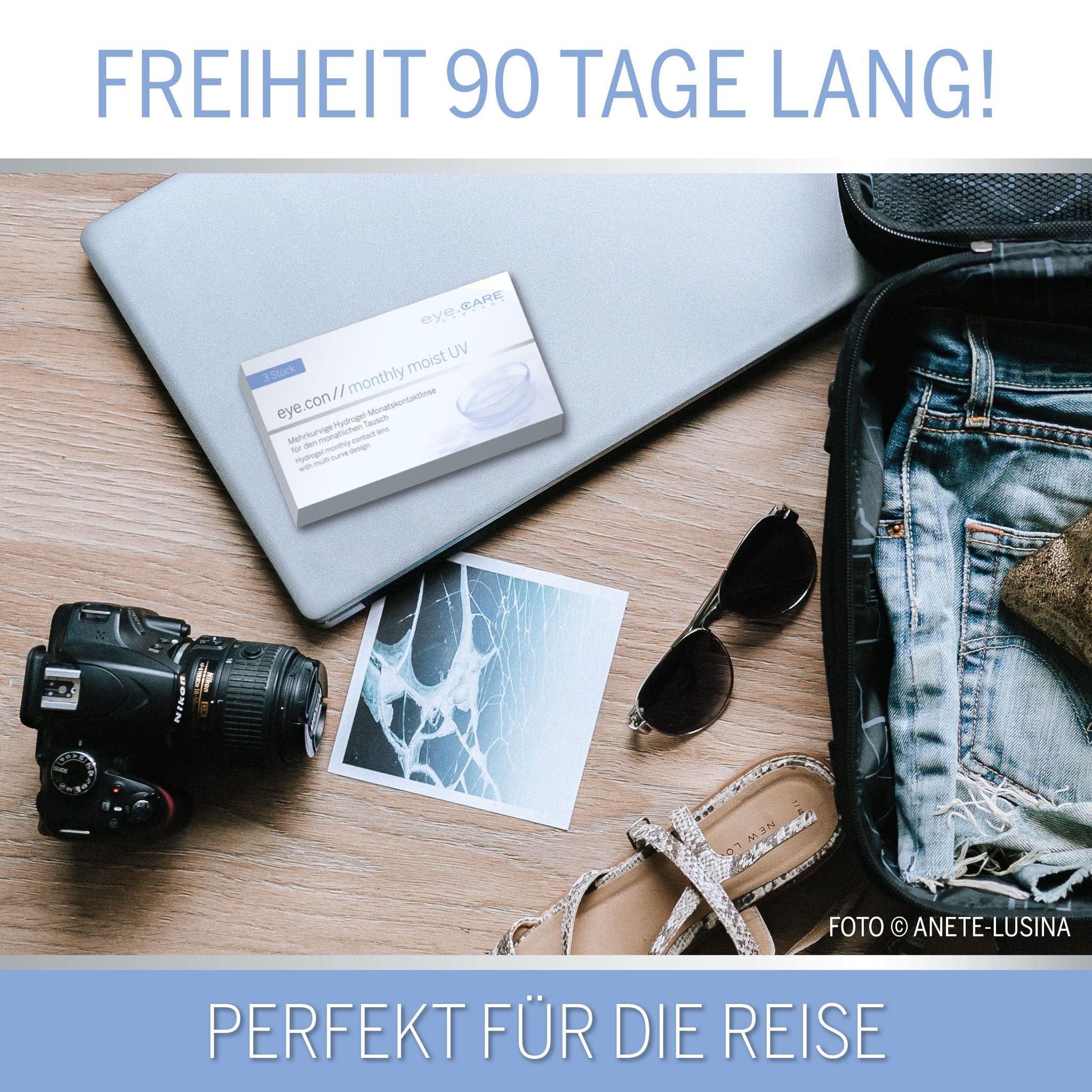 Packung eye.con monthly moist UV mit Reiseutensilien: Kamera, Sonnenbrille, Kleidung im Koffer.