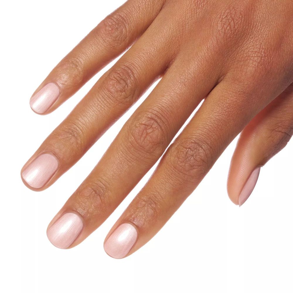 Nahaufnahme einer Hand mit lackierten Fingernägeln. Rosa schimmernder Nagellack.
