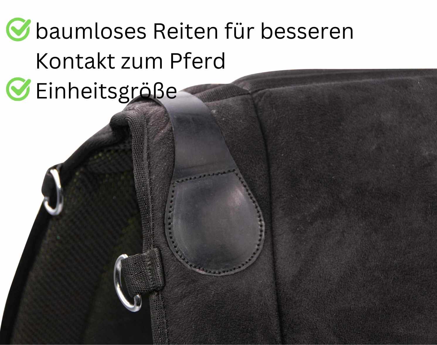 Detail des Bareback Pads. Schwarzes Lederdetail mit Metallring. Text: baumloses Reiten für besseren Kontakt zum Pferd, Einheitsgröße.