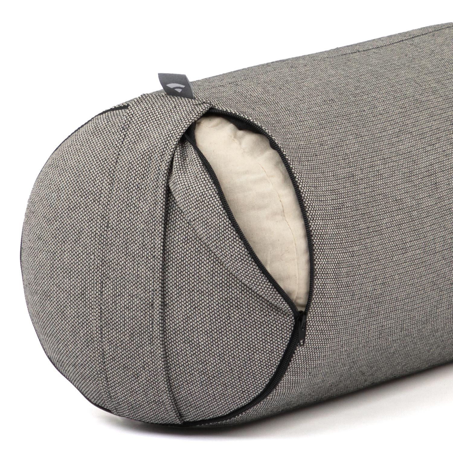 Detailansicht des Yoga-Bolsters. Grauer Stoffbezug mit Reißverschluss. Innenliegendes Kissen sichtbar.