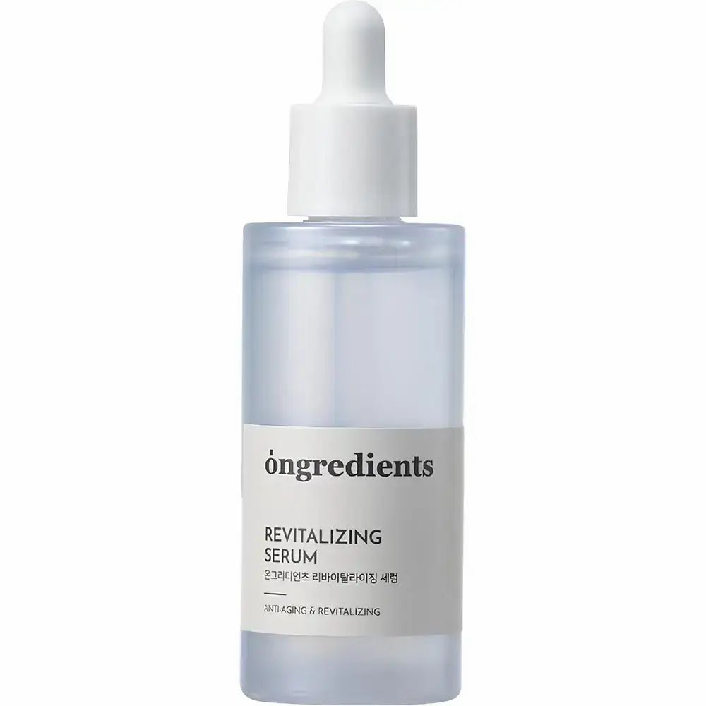 ONGREDIENTS Revitalizing Serum. Transparente Flasche mit weißem Deckel und Pipette. Etikett mit Produktnamen und Schriftzug.